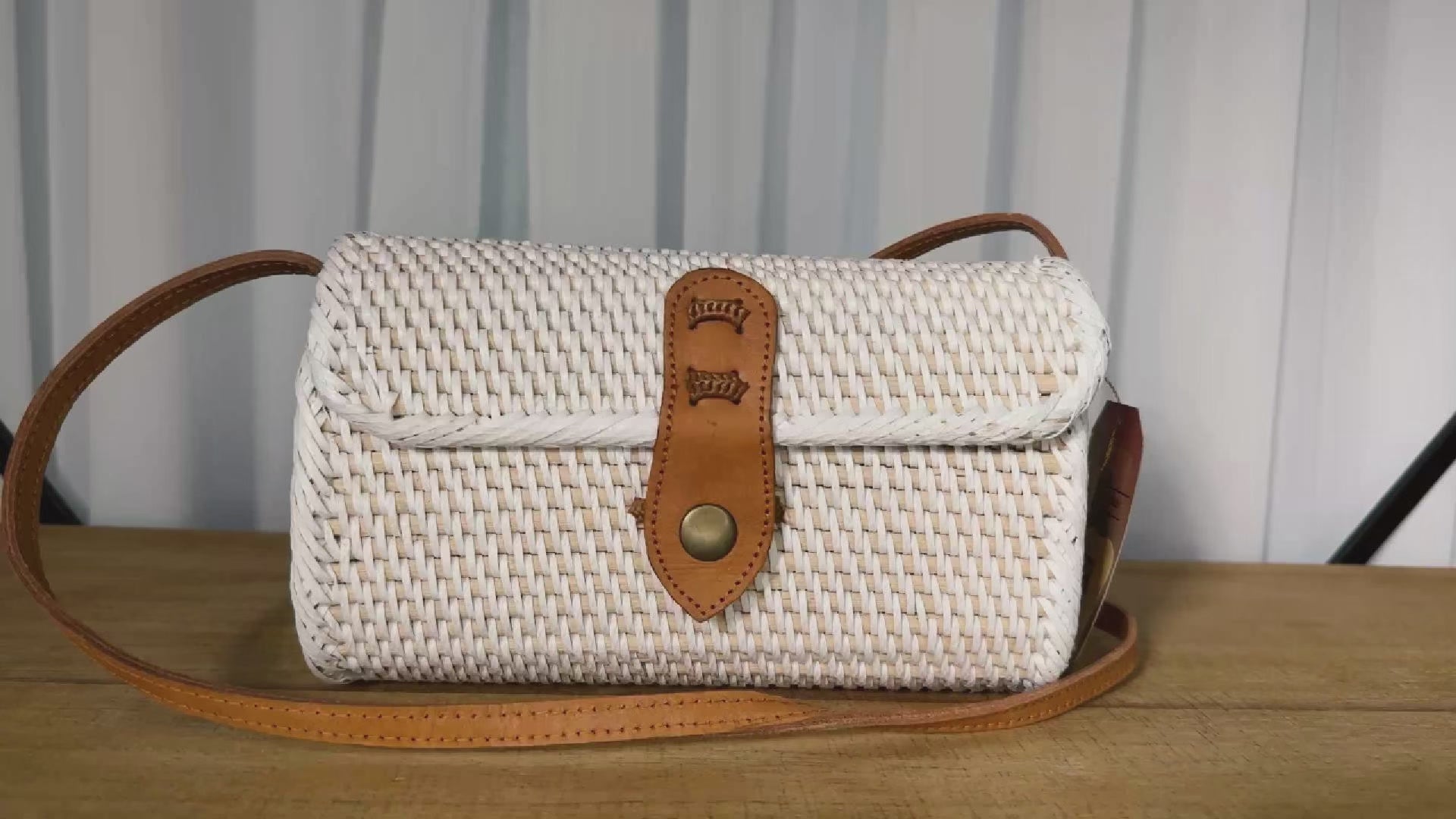 Bali Rattan Bag: Handwoven Boho Style - Lightweight Crossbody