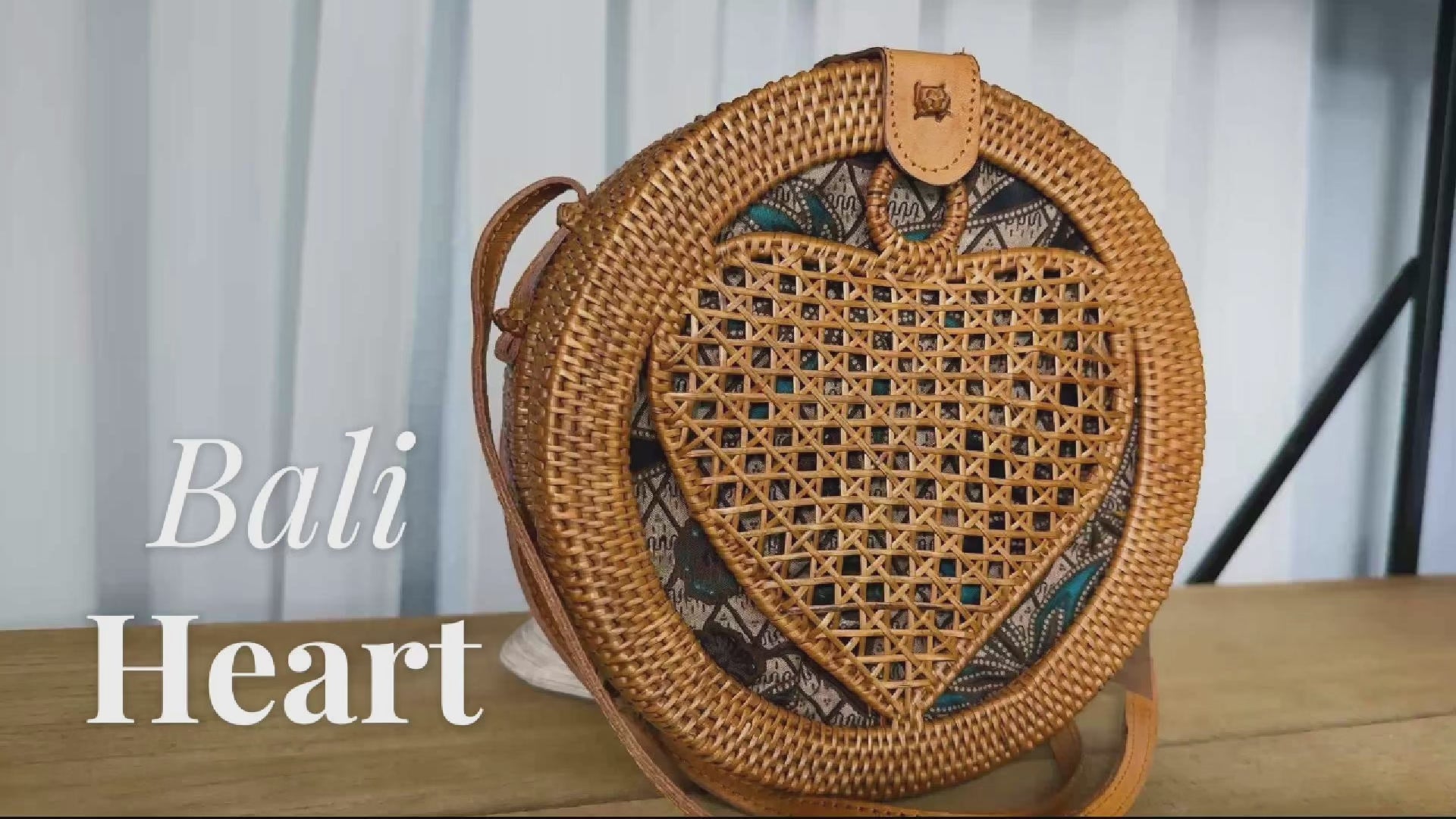 Boho Rattan Crossbody Bag, Heart Shape (Leather Strap, Lightweight)